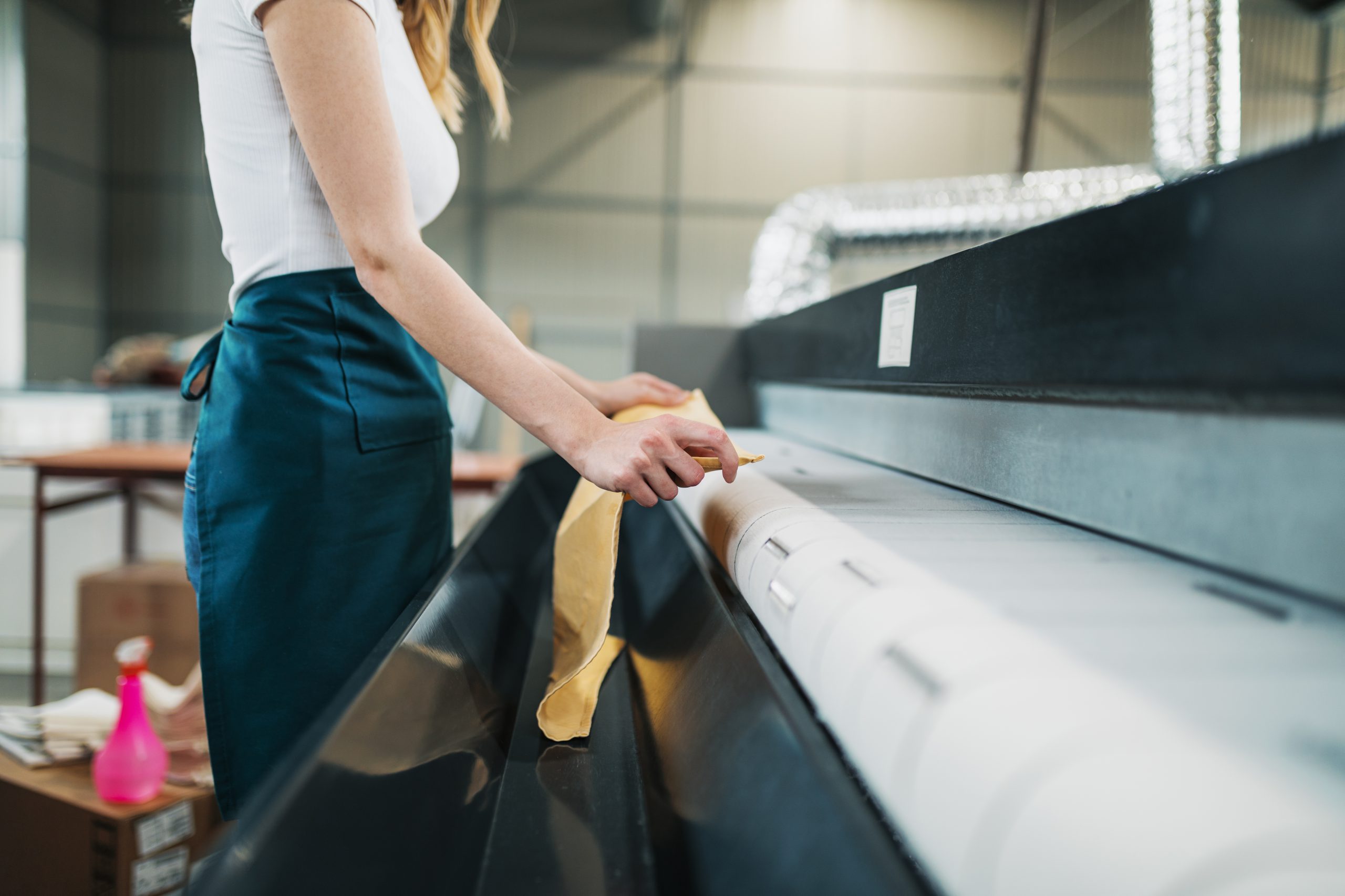 young-laundry-worker-pats-linen-automatic-machine-dry-cleaners copie 2